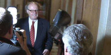 Graf Ali entschl&auml;gt sich wieder im Parlament