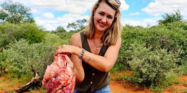 J&auml;gerin posiert mit Herz von erschossener Giraffe