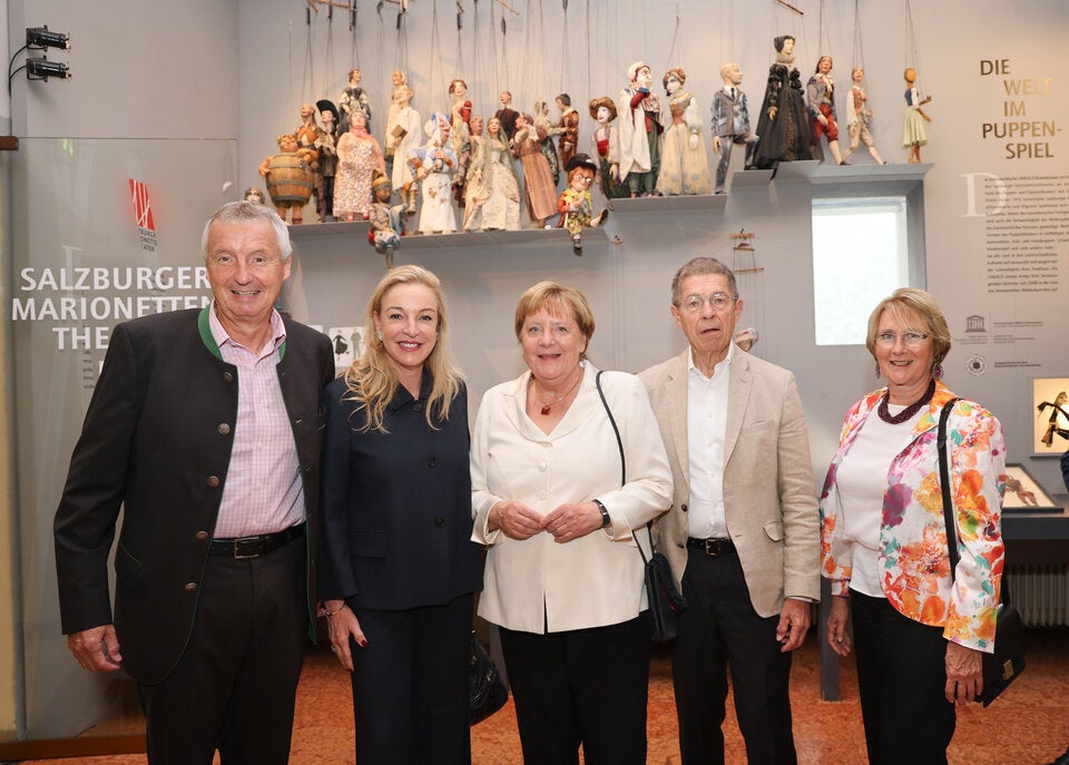 Angela Merkel kam mit Ehemann Joachim Sauer, Ex-Minister Martin Bartenstein und dessen Gattin. Festspielpräsidentin Kristina Hammer begrüßte die Stammgäste. 