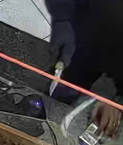 Raubüberfall mit Messer: Täter auf der Flucht