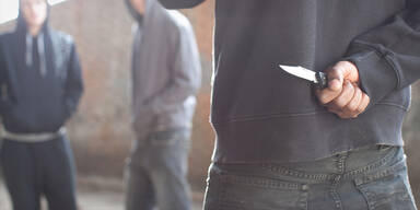 Männer in Hoodies während Messerattacke