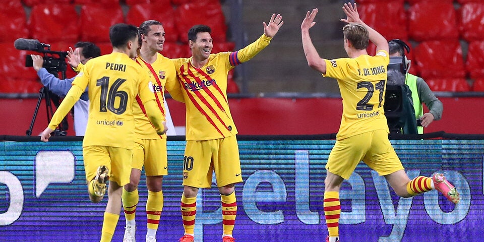 Lionel Messi jubelt mit seinen Barca-Kollegen