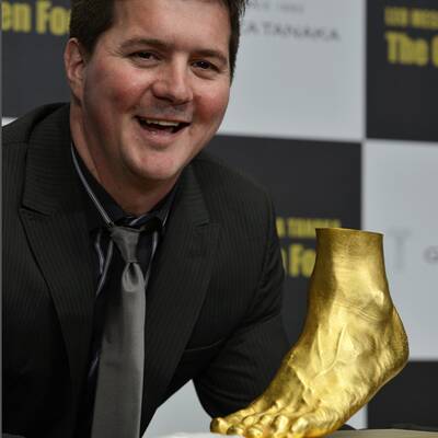 Juwelier vergoldet Messis linken Fuß