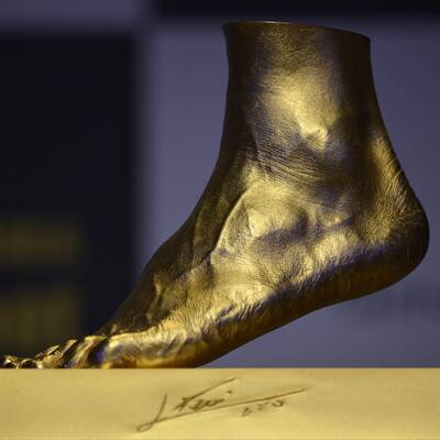 Juwelier vergoldet Messis linken Fuß