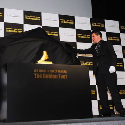 Juwelier vergoldet Messis linken Fuß