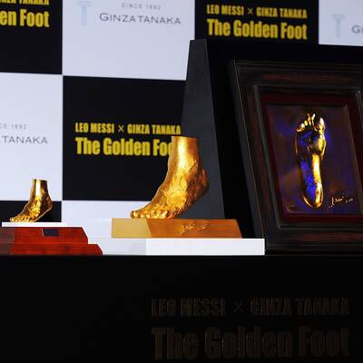 Juwelier vergoldet Messis linken Fuß