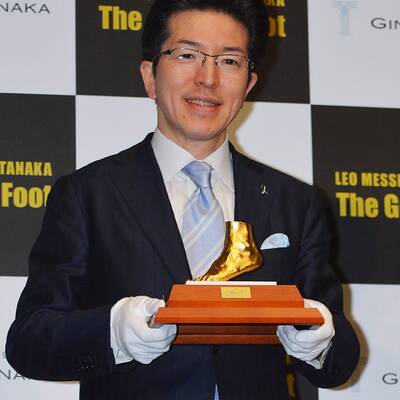 Juwelier vergoldet Messis linken Fuß