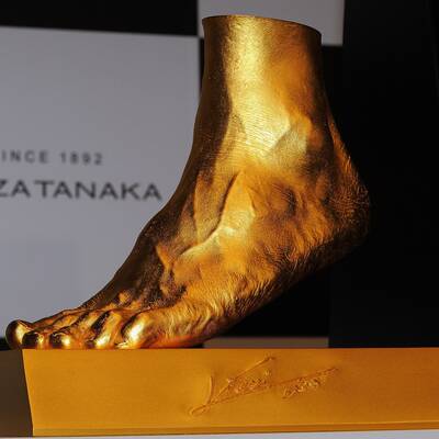 Juwelier vergoldet Messis linken Fuß