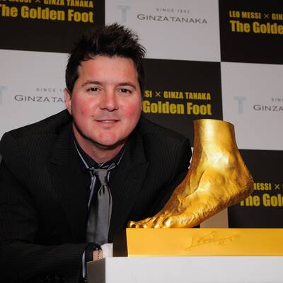 Juwelier vergoldet Messis linken Fuß