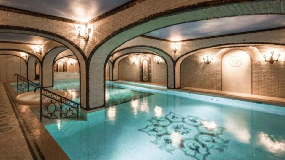 Das Anwesen hat einen eleganten Indoor-Pool zu bieten - so wie es sich Antonella wünscht.