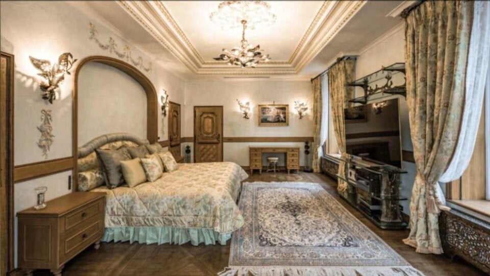 So sieht eines der Schlafzimmer des Anwesens aus.