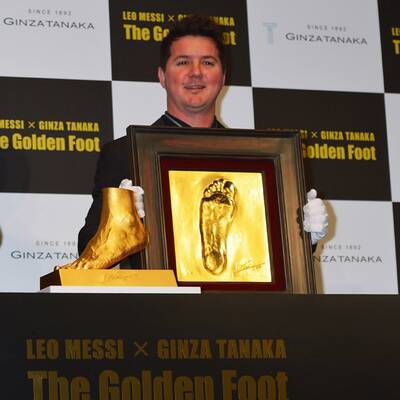 Juwelier vergoldet Messis linken Fuß