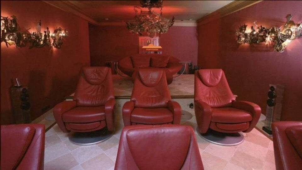 Im luxuriösen Anwesen ist auch ein Heim-Kino vorhanden.