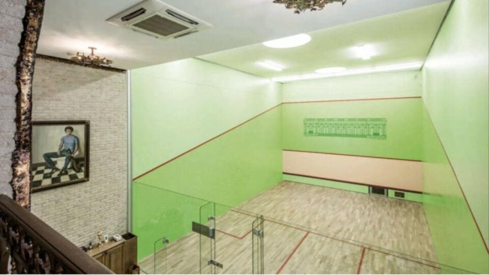 Sogar ein Squash-Raum stünde zur Verfügung.
