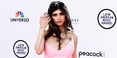 Pornolegende Mia Khalifa motzt über Flugzeug-Wifi
