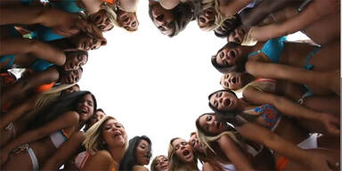 Cheerleaders versexen 'Carly Rae'-Video