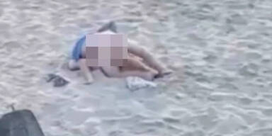 Paar hat Sex am Strand &ndash; dann eskaliert die Situation v&ouml;llig