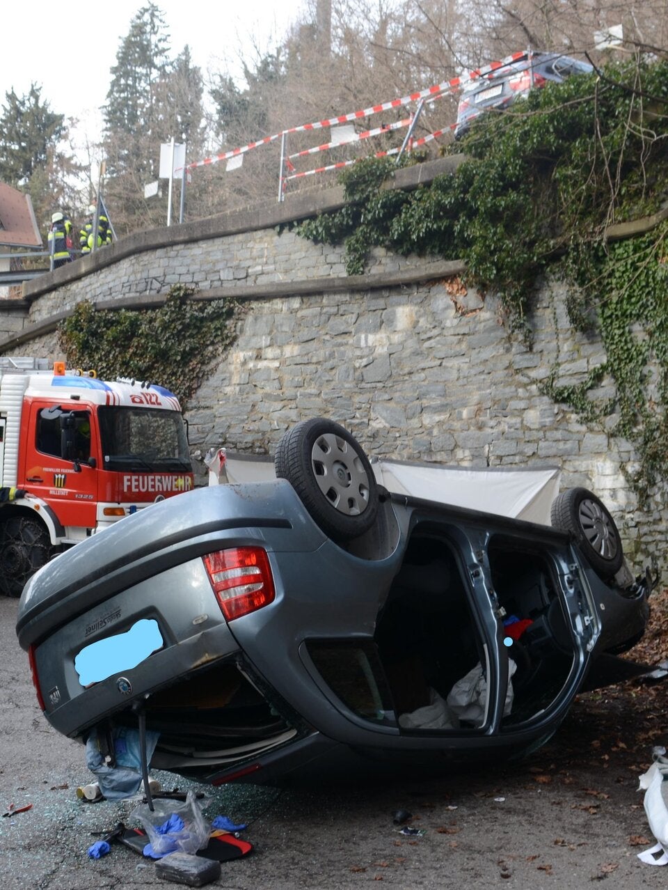 Pkw-Lenker stürzt über 7 Meter hohe Mauer – tot