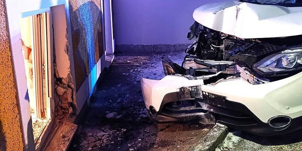 Mit Auto im Wohnzimmerfenster gelandet