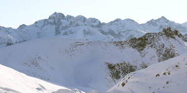 Winter in den Bergen, im Westen sonnig