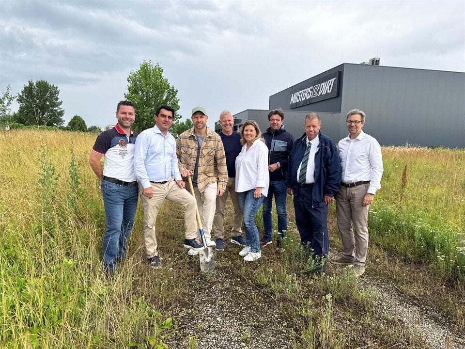 Spatenstich mit 1.VZ-BGM Stefan Hanke, BGM Christian Gepp, Georg Fechter (Masters of Dirt), STR Ewald Ebner, GR Karin Schuster-Zwischenberger, STR Matthias Wobornik, GR Hubert Hinterberger und Roland Raunig (SEFKO).