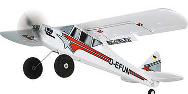 Modell-Flieger schnitt Bub Finger ab