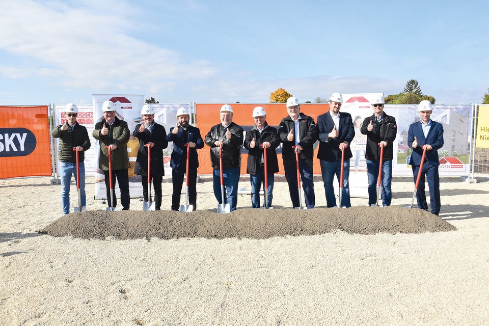 Feierlicher Spatenstich für neues MÖGEN- Wohnhaus mit den am Bau Beteiligten u. a. MÖGEN Obmann A. Holzmann (5. v. r.)