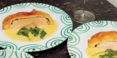 Wildlachs im Blätterteig mit Champagnersauce & Blattsalat