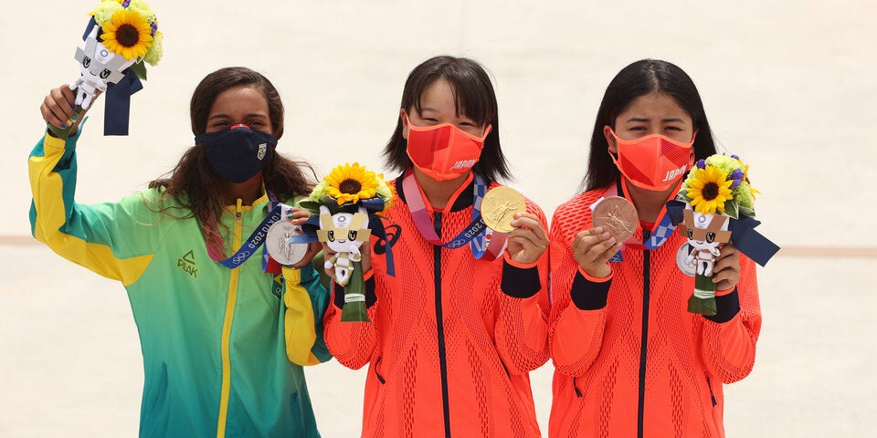 Momiji Nishiya Podest