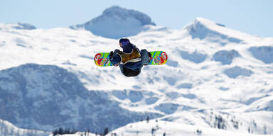 Snowboard-Ass steht neuen Hammer-Sprung