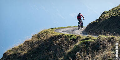 Person auf E-Bike auf einem Berg