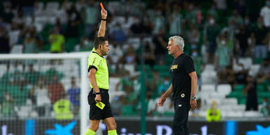 Roma-Coach Jos&eacute; Mourinho wird wegen Betretens des Platzes und lautstarker Kritik mit einer Rote Karte bestraft