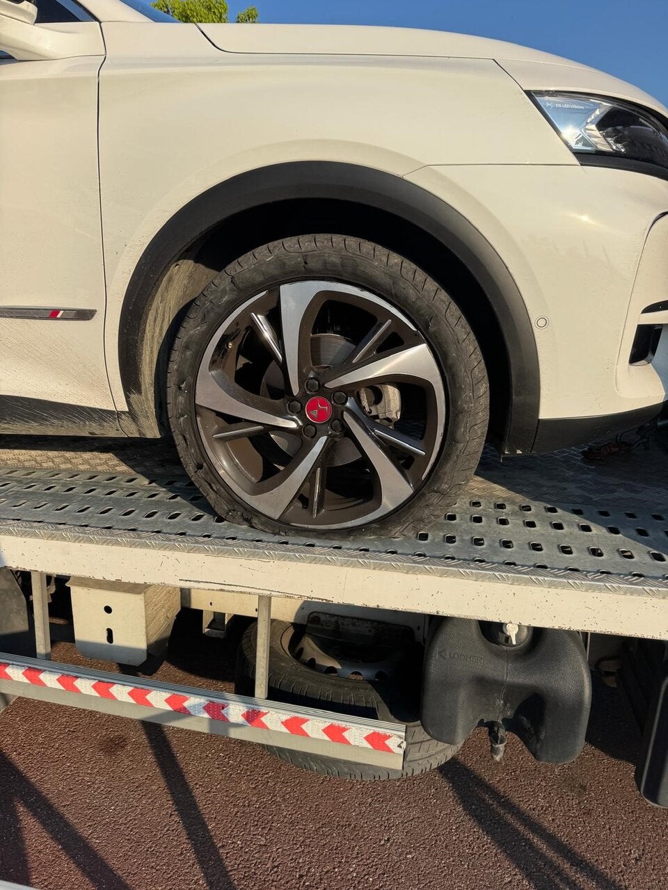 Der aufgeschlitzte Reifen von Muchas Wagen.