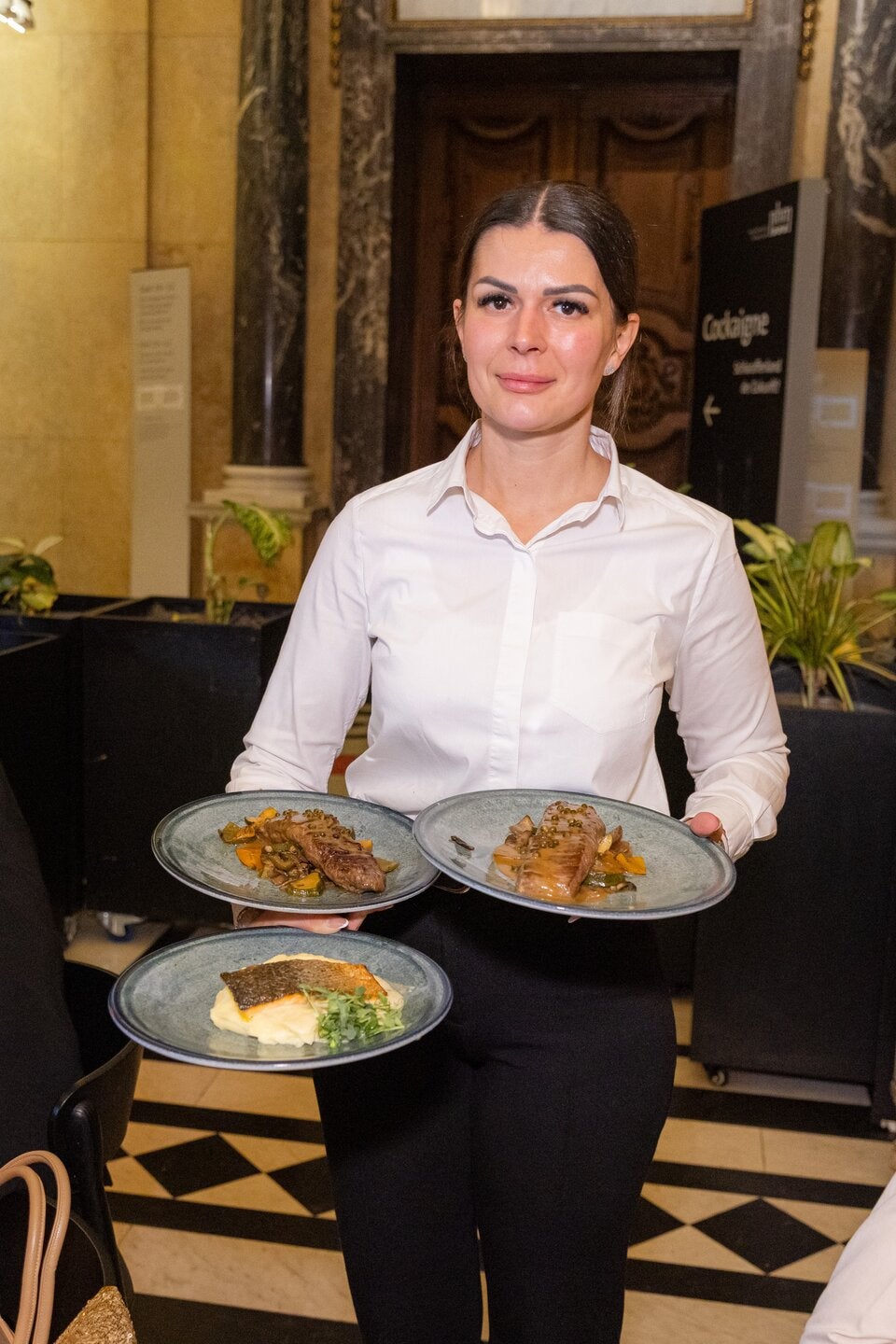 Da edle Dinner bestand aus vier Gängen. Unter anderem wurden Spargelsalat, Steak, Beef Tartar und viele weitere Köstlichkeiten serviert. 