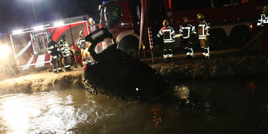 18-Jähriger lenkt Auto in Murkanal