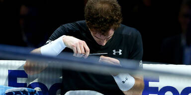 Tennis-Ass schneidet am Court Haare ab