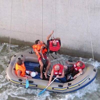 Boot-Insassen aus Todes-Schleuse gerettet