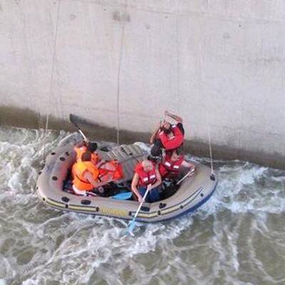 Boot-Insassen aus Todes-Schleuse gerettet