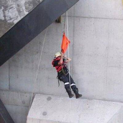 Boot-Insassen aus Todes-Schleuse gerettet