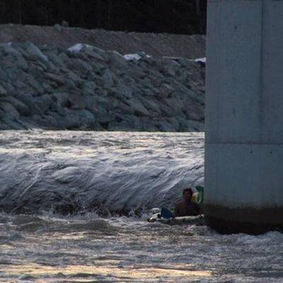 Boot-Insassen aus Todes-Schleuse gerettet