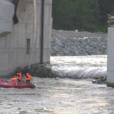 Boot-Insassen aus Todes-Schleuse gerettet
