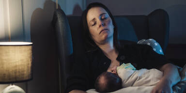 Mutter stirbt beim Stillen und erdr&uuml;ckt ihr Baby