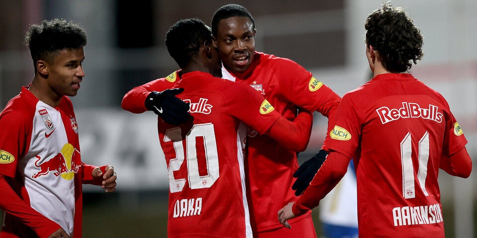 Mittelfeld-Motor Enock Mwepu (Mitte re.) hat großes Vetrauen in Salzburgs Mannschaft