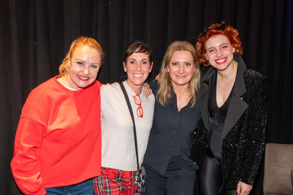 Verena Scheitz mit Adriana Zartl, Angelika Niedetzky und Lena Tritscher.