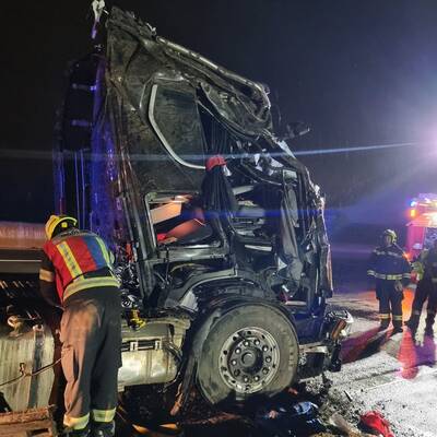 Lkw-Sattelzug stürzt auf der A2 in Graben