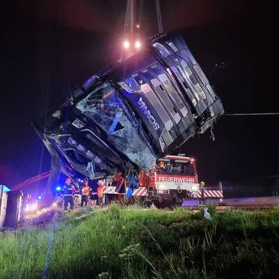 Lkw-Sattelzug stürzt auf der A2 in Graben