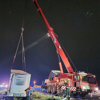 Lkw-Sattelzug stürzt auf der A2 in Graben