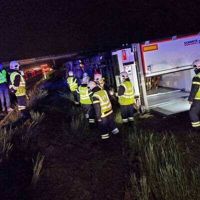 Lkw-Sattelzug stürzt auf der A2 in Graben