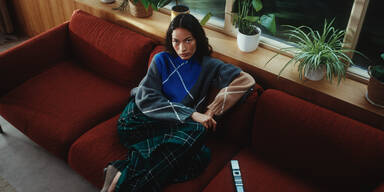 Verspielte Details, kunstvolle Verzierungen und intensive Farben ziehen sich durch die Pieces der JW Anderson SS26 Kollektion. Die gesamte Frühjahr/Sommer 2026 Kollektion ist exklusiv einen Monat früher auf NET-A-PORTER gelauncht, bevor diese bei weiteren Retailern erhältlich sein wird. 