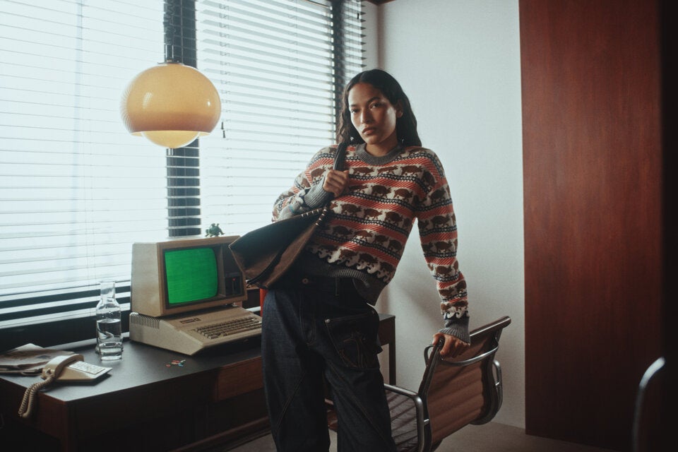 Verspielte Details, kunstvolle Verzierungen und intensive Farben ziehen sich durch die Pieces der JW Anderson SS26 Kollektion. Die gesamte Frühjahr/Sommer 2026 Kollektion ist exklusiv einen Monat früher auf NET-A-PORTER gelauncht, bevor diese bei weiteren Retailern erhältlich sein wird. 